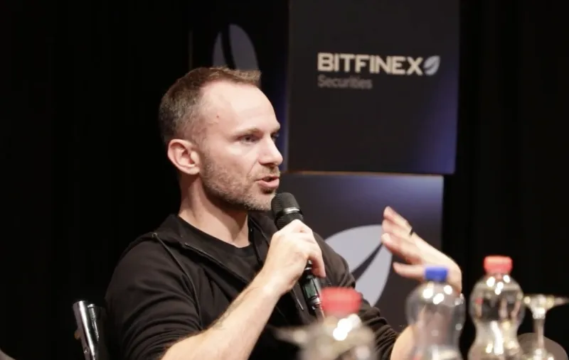 Speaker at Bitfinex Securities Day with microphone